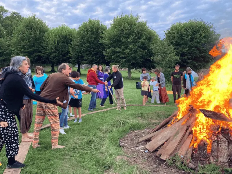 Déposer ce dont on ne veut plus dans le feu