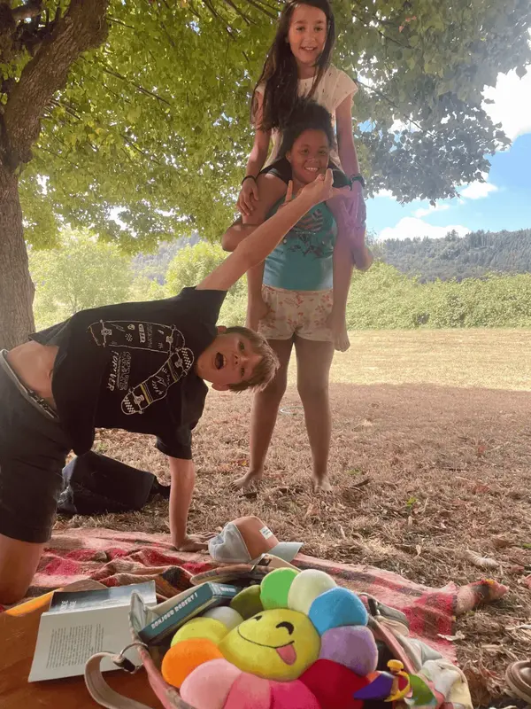 Des enfants qui jouent sous un arbre