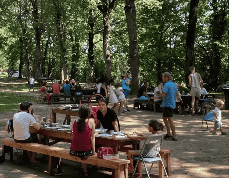 Repas en plein air au château d'Alleret